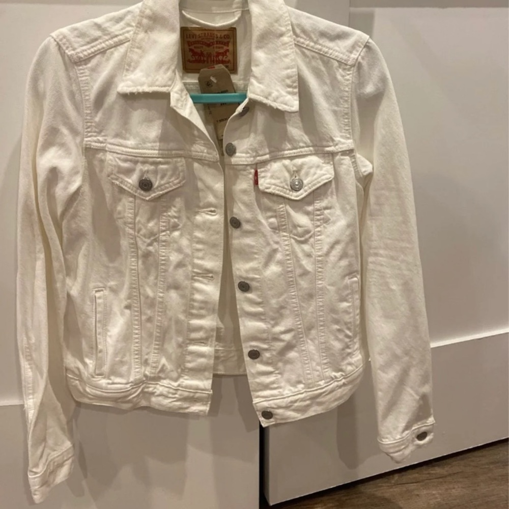 New white Levi’s denim jacket size medium never worn